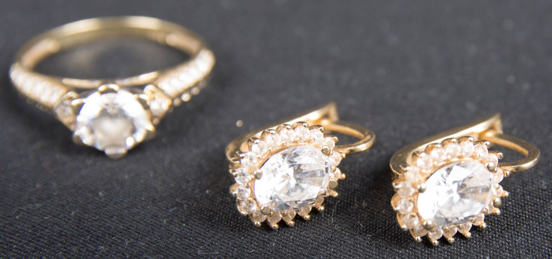 Zarter Ring und Ohrringe mit weißen Farbedelsteinen, 585er Gelbgold. - Bild 2 aus 6