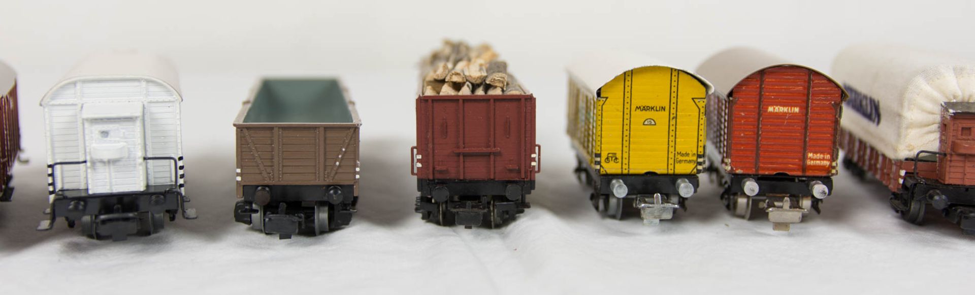 Konvolut von drei Märklin Tenderloks und 16 Güterwagons. - Image 9 of 12