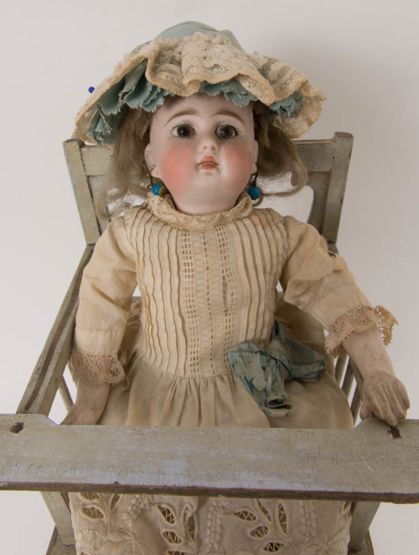 Antike Belton-Puppe im Stil von Etienne Denamur und Emile Jumeau im Miniatur-Hochstuhl, wohl Frankre - Image 5 of 11