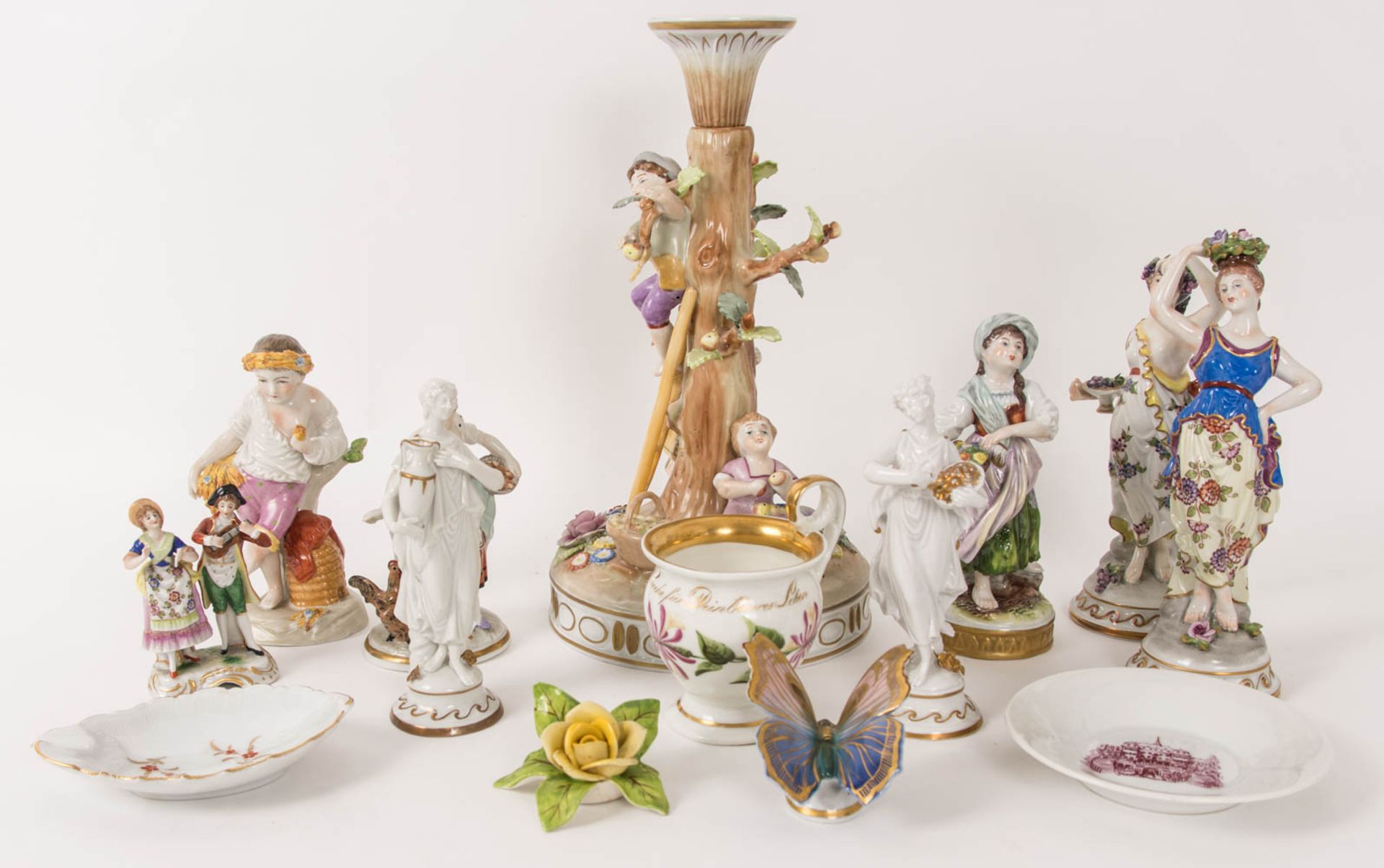 Konvolut von 14 Porzellan Figuren und Zierobjekten verschiedener Manufakturen. - Image 2 of 8