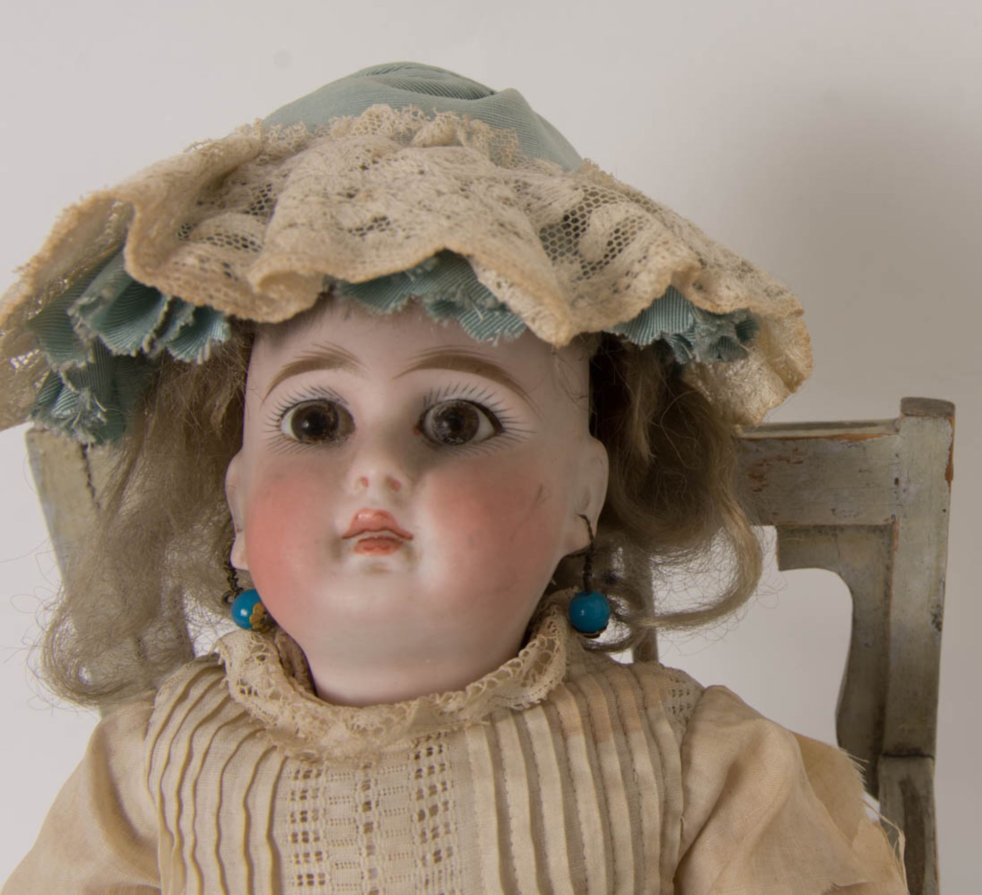 Antike Belton-Puppe im Stil von Etienne Denamur und Emile Jumeau im Miniatur-Hochstuhl, wohl Frankre - Image 4 of 11