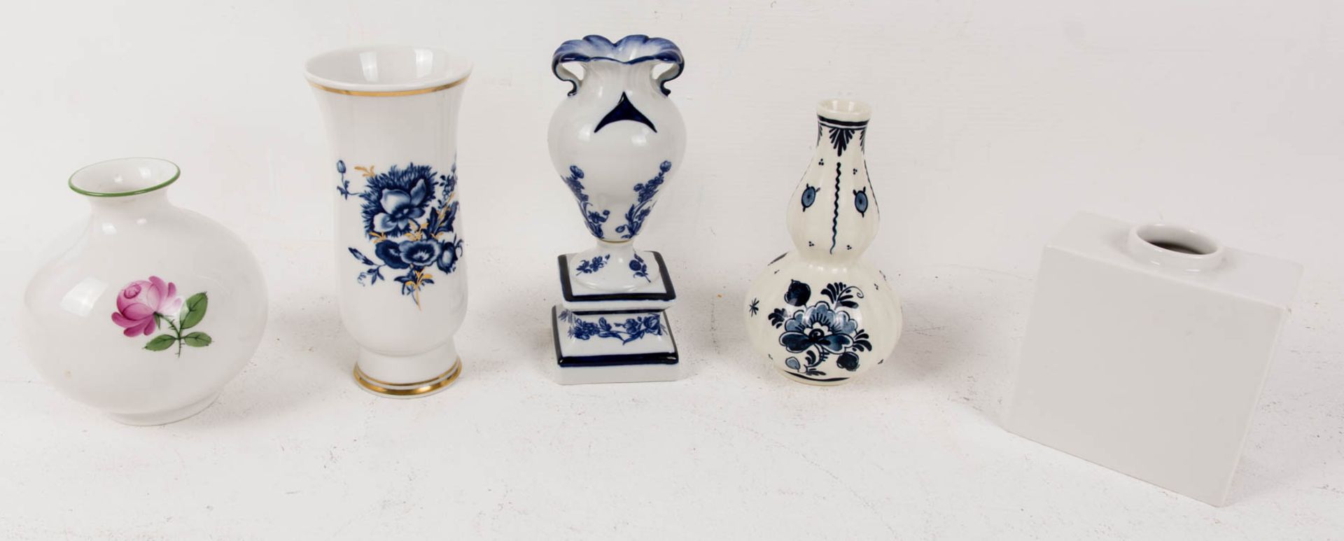 Konvolut von fünf kleinen Vasen verschiedener Hersteller, ua. Meissen und KPM Berlin.