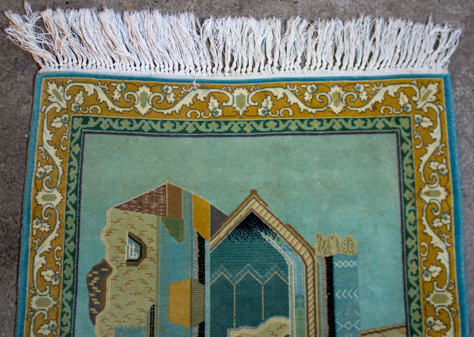 Teppich mit Moschee-Darstellung.