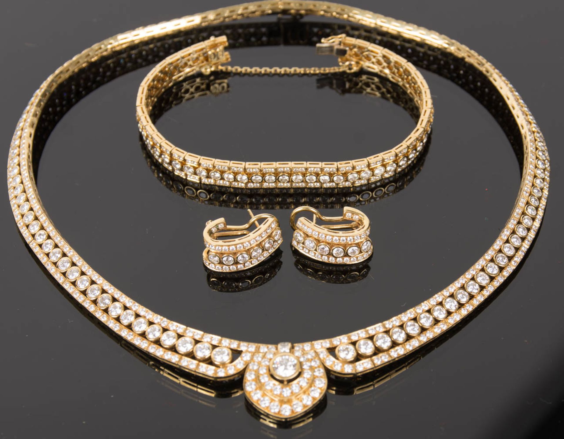 Extravagantes Schmuckset mit Brillanten, 750er Gelbgold.