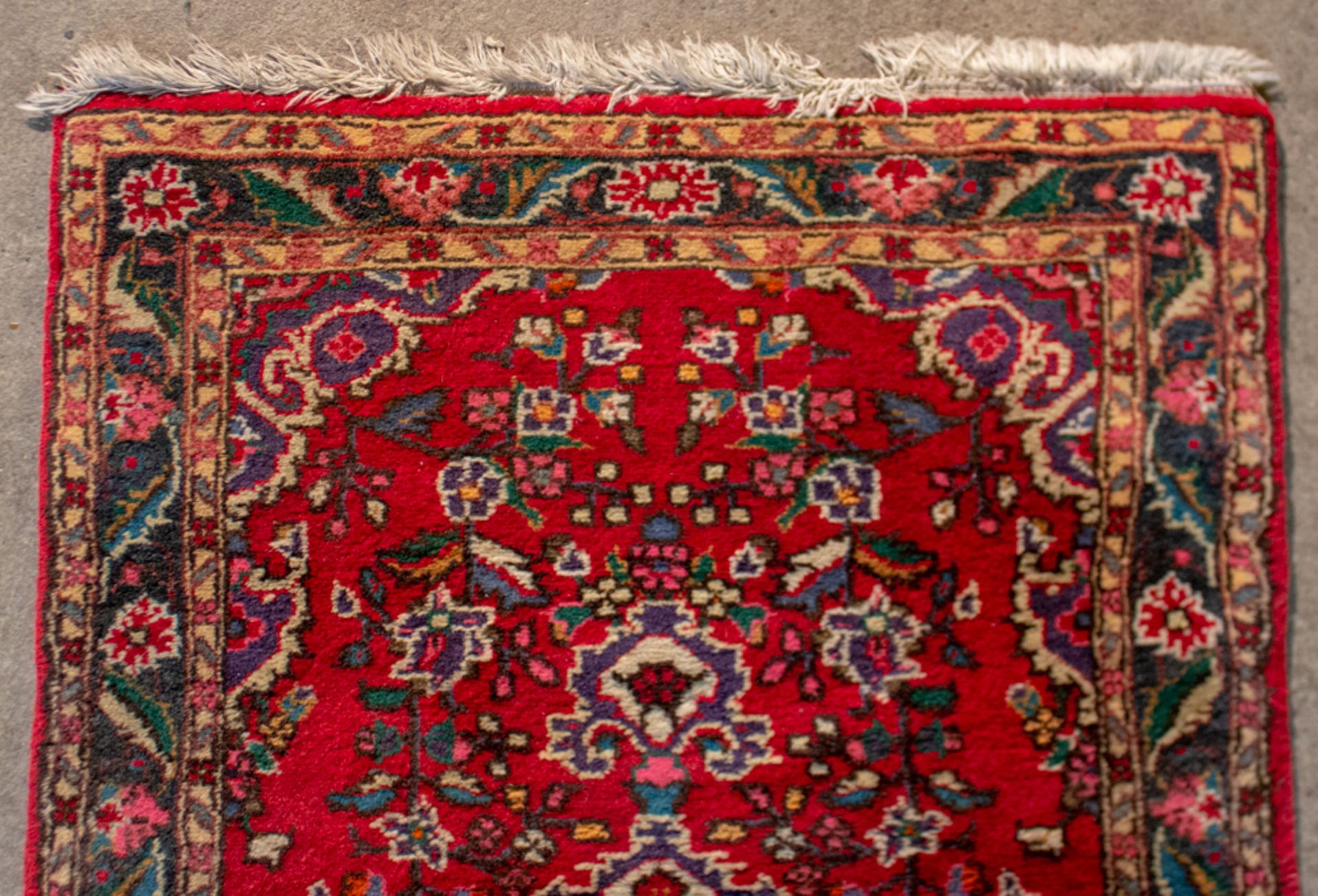 Floraler Teppich in rot. - Image 2 of 4