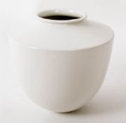 KPM Berlin, Vase Großer Bär, Weißporzellan Design Trude Petri, 1938.