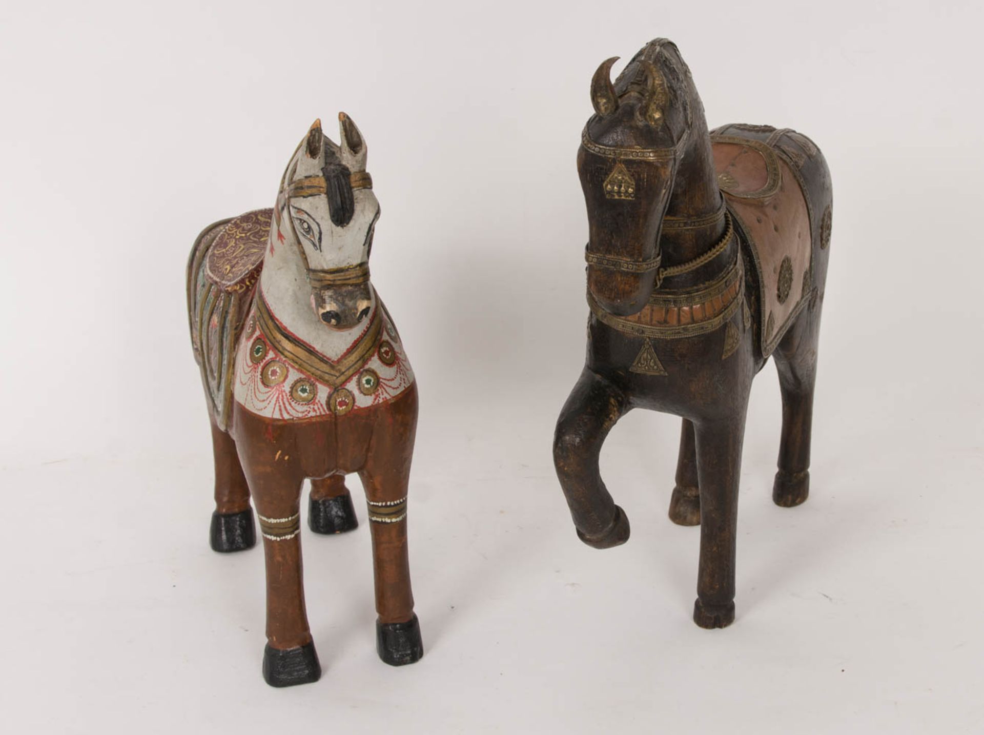 Zwei Pferde, Holz, wohl Indien um 1900.