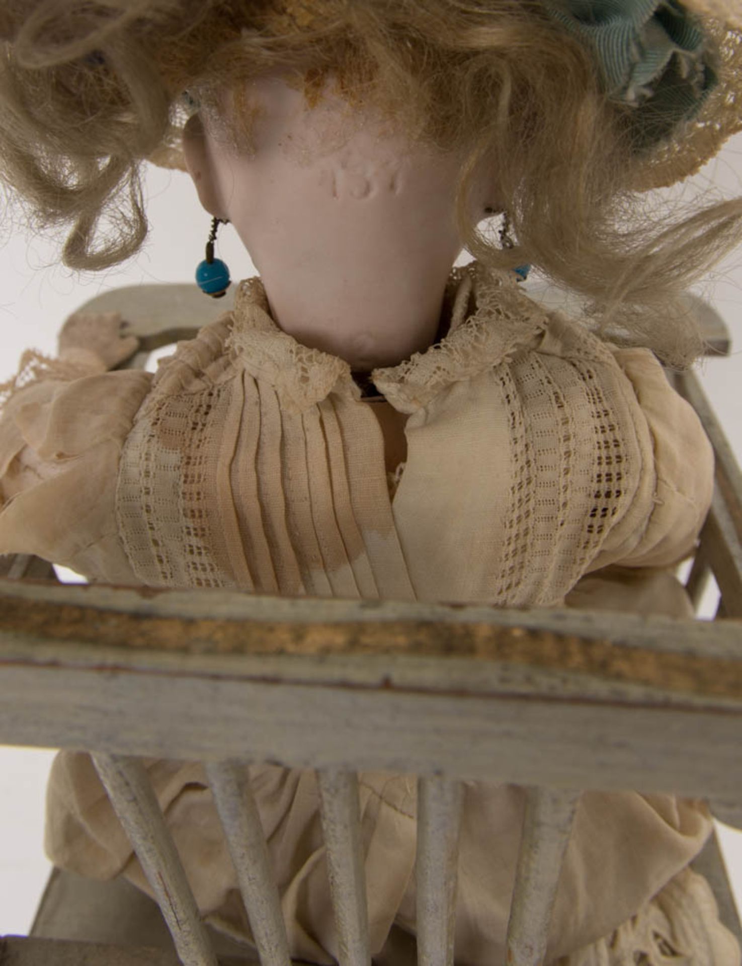 Antike Belton-Puppe im Stil von Etienne Denamur und Emile Jumeau im Miniatur-Hochstuhl, wohl Frankre - Image 10 of 11