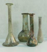 Vier römische Glassachen, ua. Tränengläschen, 1.-4. Jh.