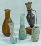 Fünf römische Glasobjekte.