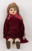 Große Puppe im roten Kleid.