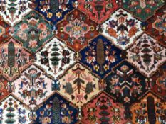 Teppich mit farbenprächtigen Medaillons.