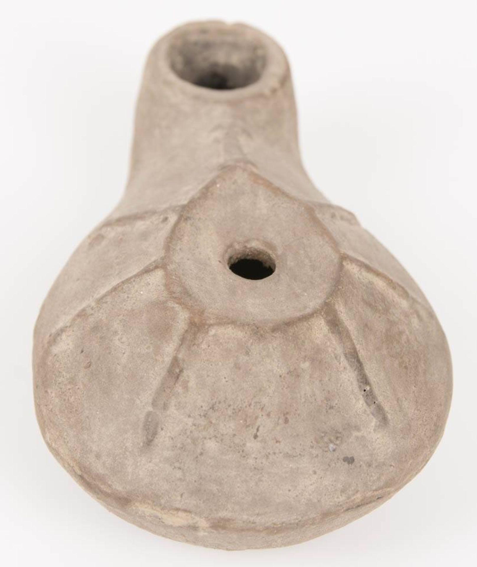 Römische Öllampe aus Ton, 1. - 4. Jh. n. Chr. - Bild 2 aus 3