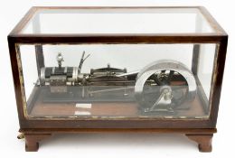 Modell Dampfmaschine in Holzkasten mit Glasscheiben.