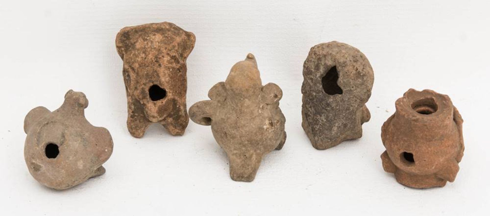 Konvolut aus fünf präkolumbianischen Fragmenten. - Bild 2 aus 2