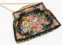 Damenhandtasche aus Stoff mit floralem Motiv, um 1920.  