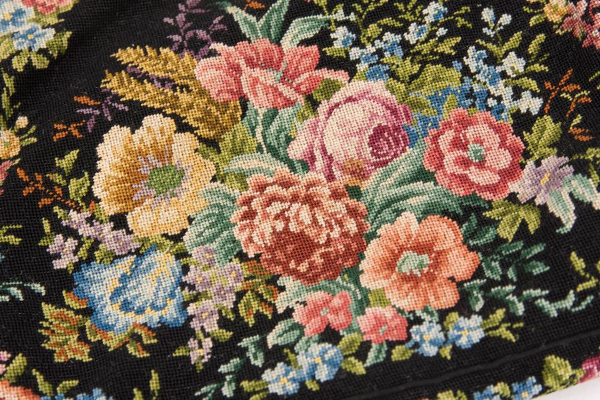 Damenhandtasche aus Stoff mit floralem Motiv, um 1920.   - Bild 2 aus 5
