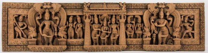Holzrelief, Meeakshi Kalyanan tanzt mit Gespielinnen, tropisches Rotholz, Indien, 19. Jh.