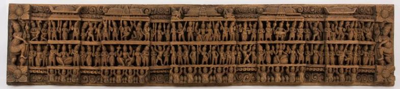 Holzrelief, Shiva tanzt mit Gespielinnen, tropisches Rotholz, Indien, 19. Jh.