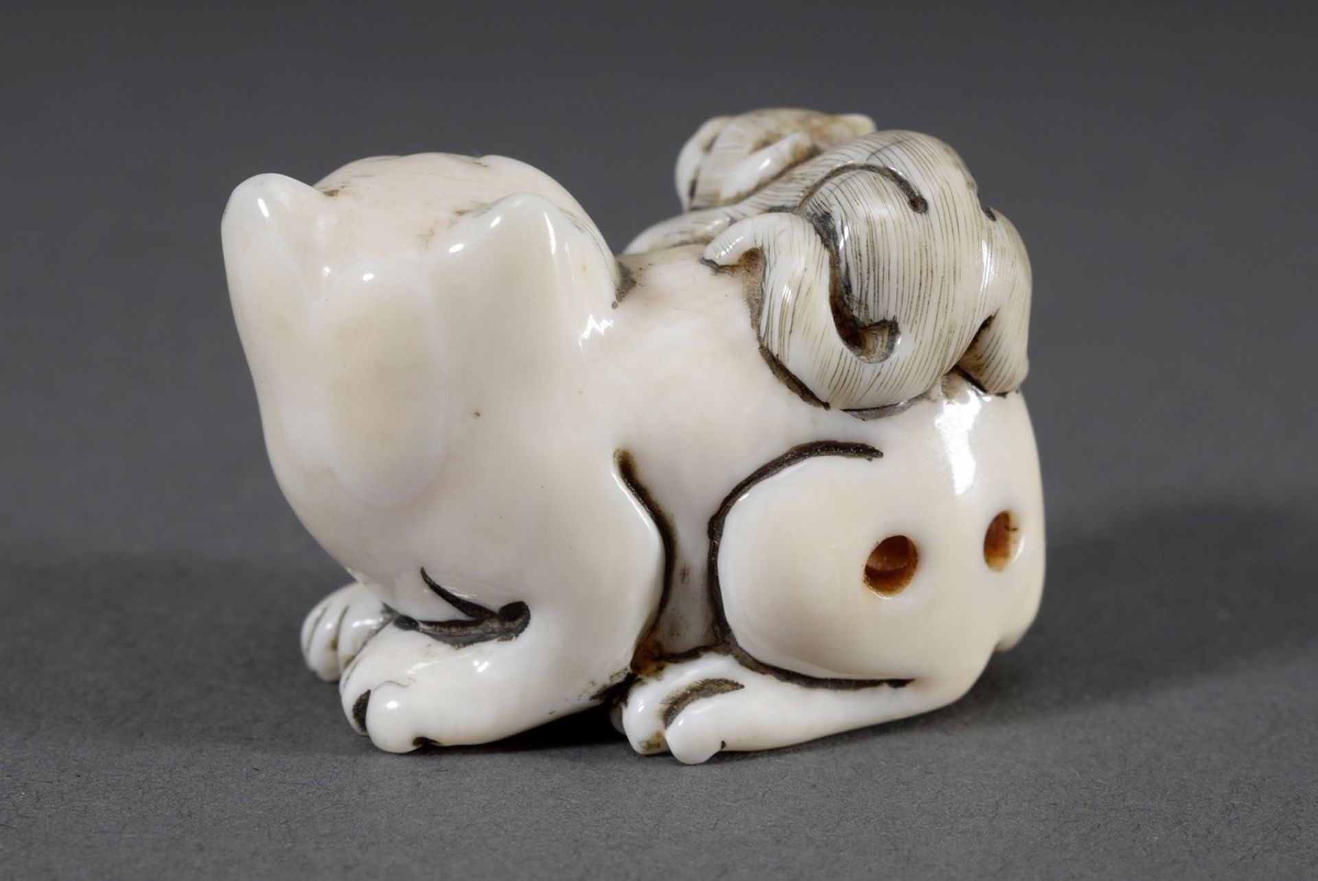 Elfenbein Netsuke "Katze mit Jungen", am Boden sign., Japan um 1900, H. 3cm, le - Bild 3 aus 5