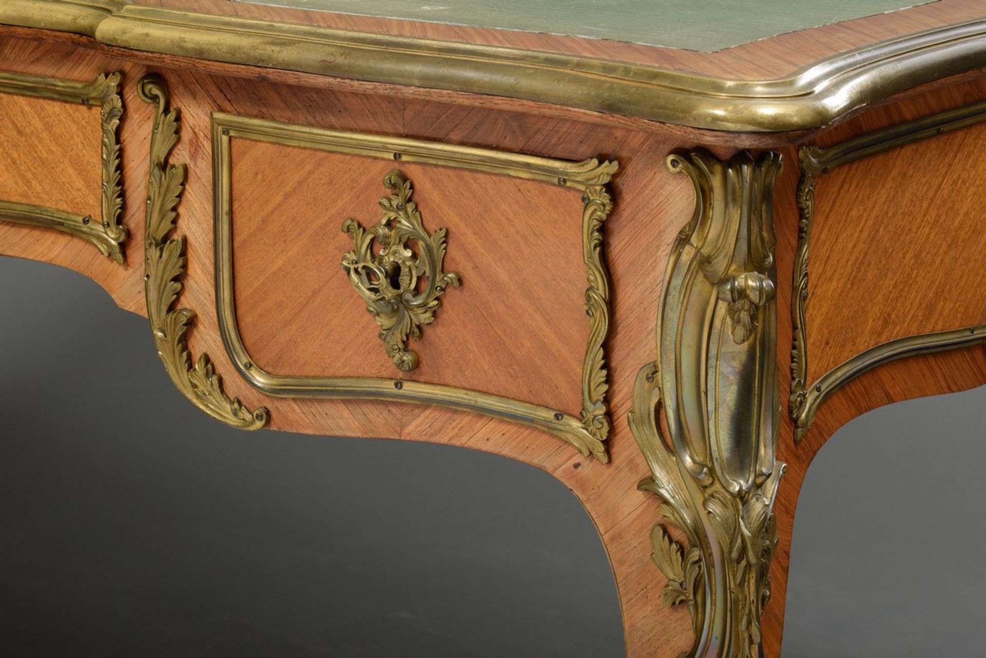 Kleines Bureau Plat im Louis XV Stil mit feinen Bronzen und grüner Lederplatte - Image 4 of 8