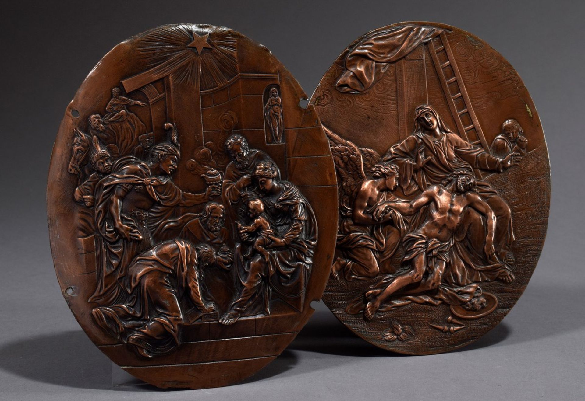 Paar ovale Relief-Plaketten „Pietà“ und „Epiphánias“, Kupfer/mit schwerer Metal - Bild 3 aus 6