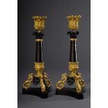 Paar französische Bronze Leuchter mit Arabeskenfüßen und Säulenschaft, brüniert