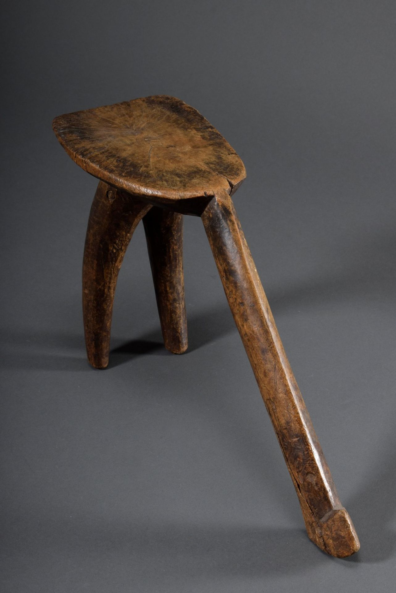 Afrikanischer dreibeiniger Sitzhocker, Holz, H. 24cm, Alters- und Gebrauchsspur