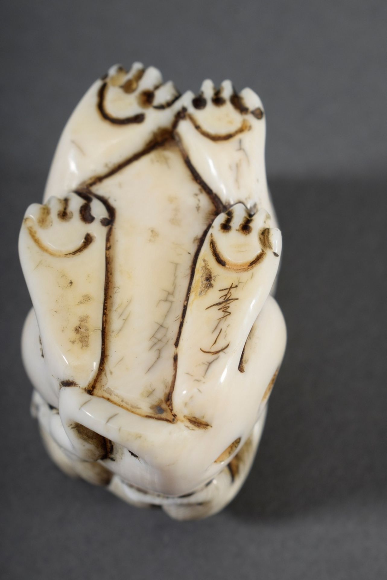 Elfenbein Netsuke "Katze mit Jungen", am Boden sign., Japan um 1900, H. 3cm, le - Bild 5 aus 5