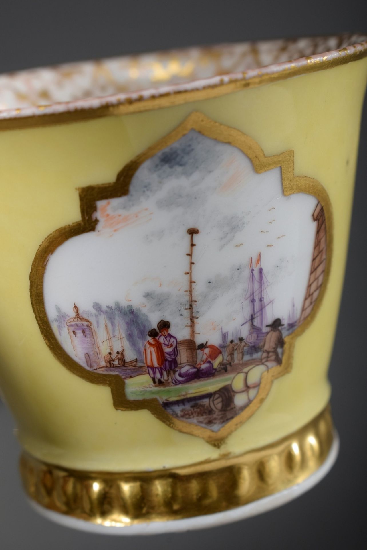 Paar Meissen Becher mit polychromer Bemalung "Kauffahrteiszenen" in Goldkartusc - Bild 5 aus 8