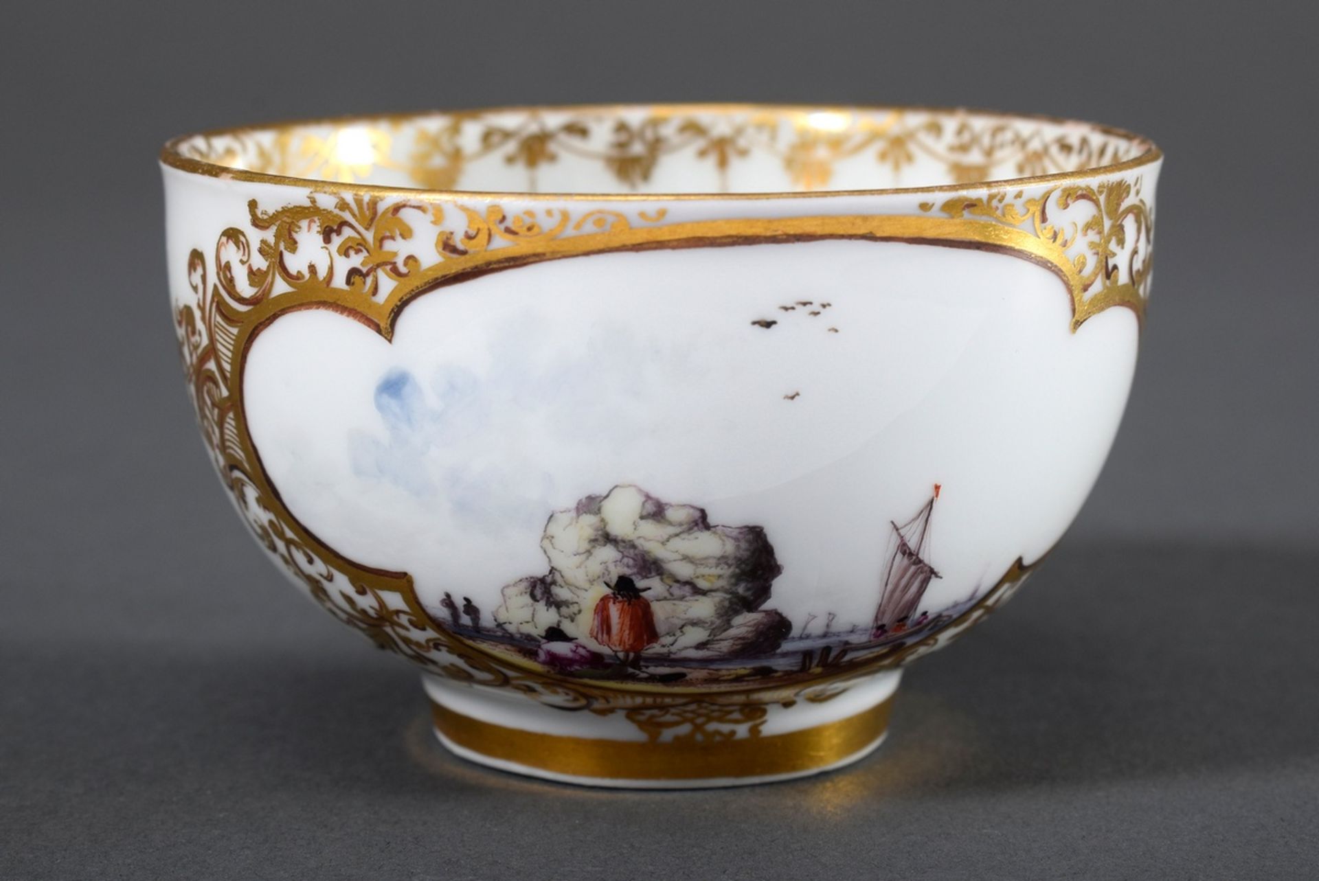 Meissen Obertasse mit polychromer Bemalung in der Art Christian Friedrich Herol