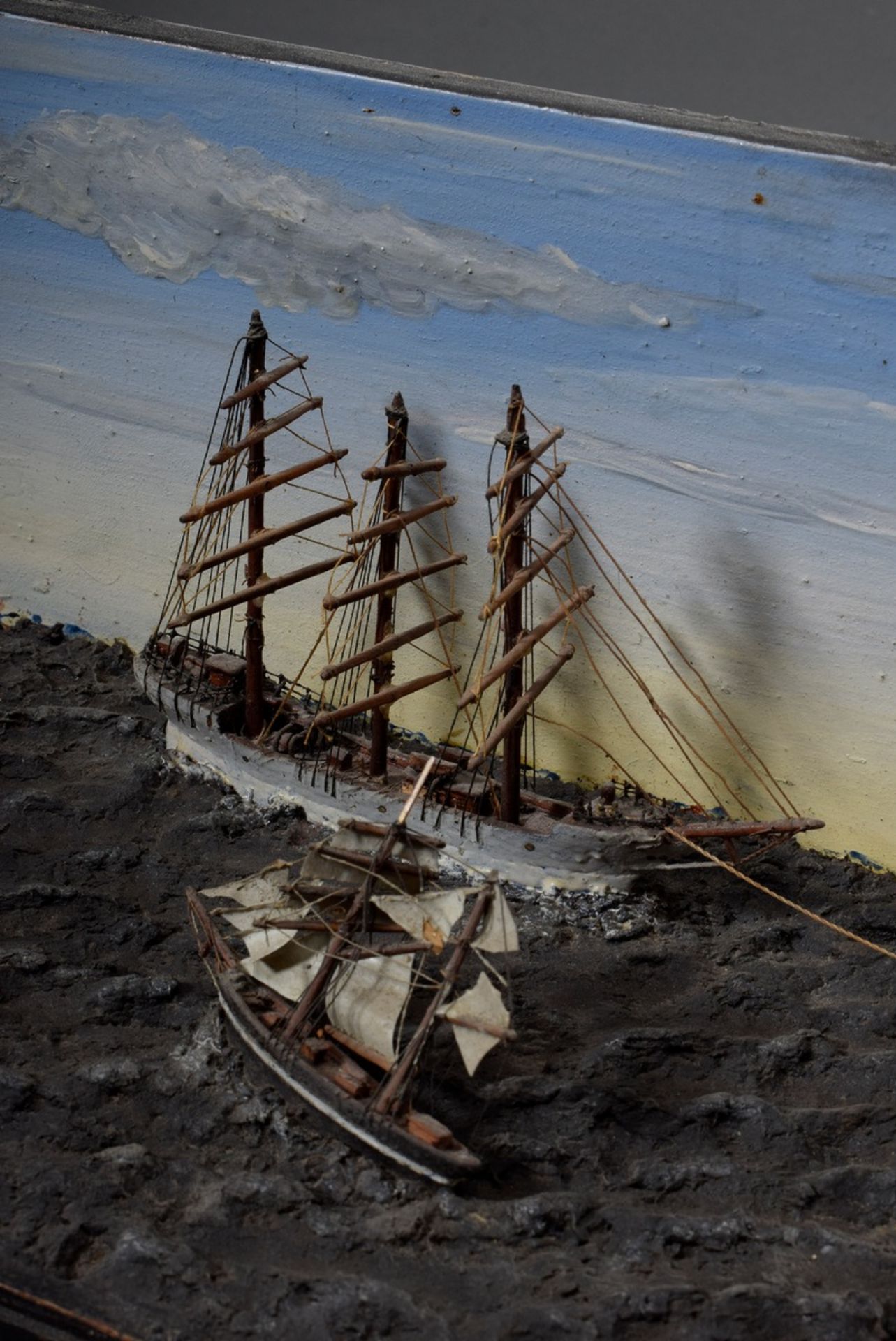 Miniatur Diorama "Schiffsverkehr auf See", Holz farbig gefasst mit teilweise ge - Bild 3 aus 5