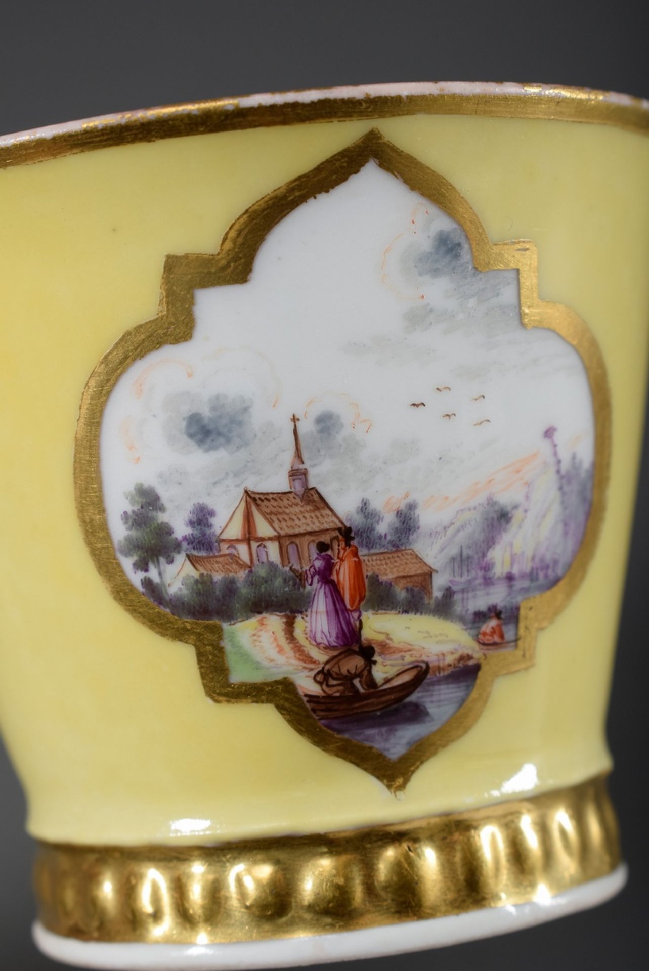 Paar Meissen Becher mit polychromer Bemalung "Kauffahrteiszenen" in Goldkartusc - Bild 6 aus 8