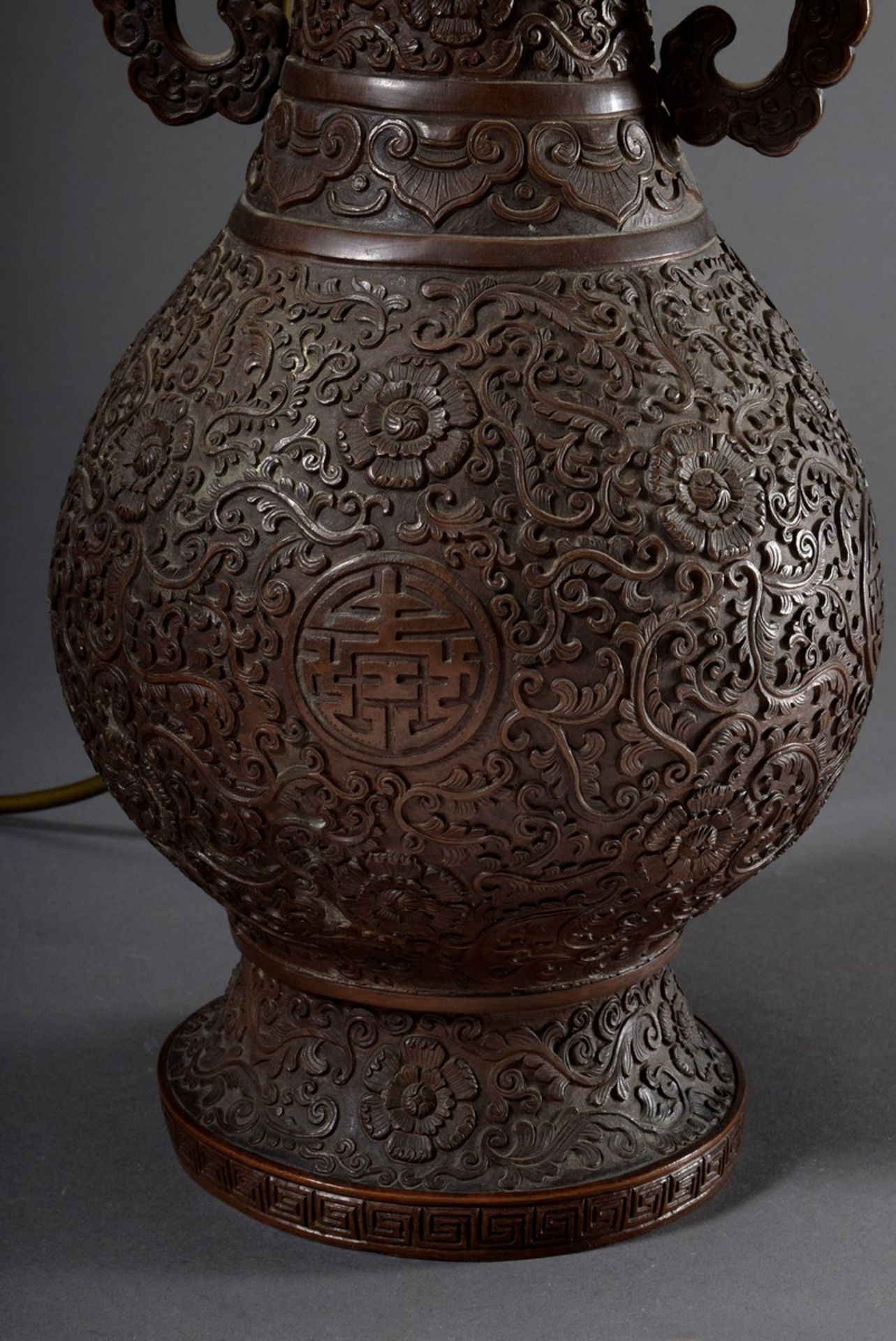 Chinesische Bronze Vase mit seitlichen "Fabeltier" Griffen, reichem Ornament- u - Bild 2 aus 5