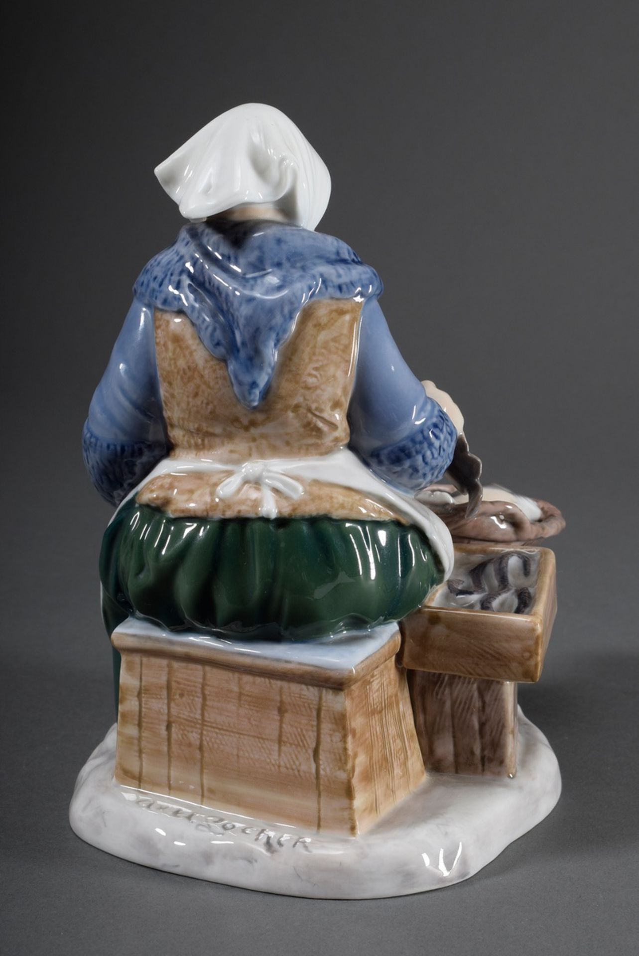 Bing & Grøndahl Porzellan Figur "Fischerin", farbige Unterglasurmalerei, Modell - Bild 3 aus 6