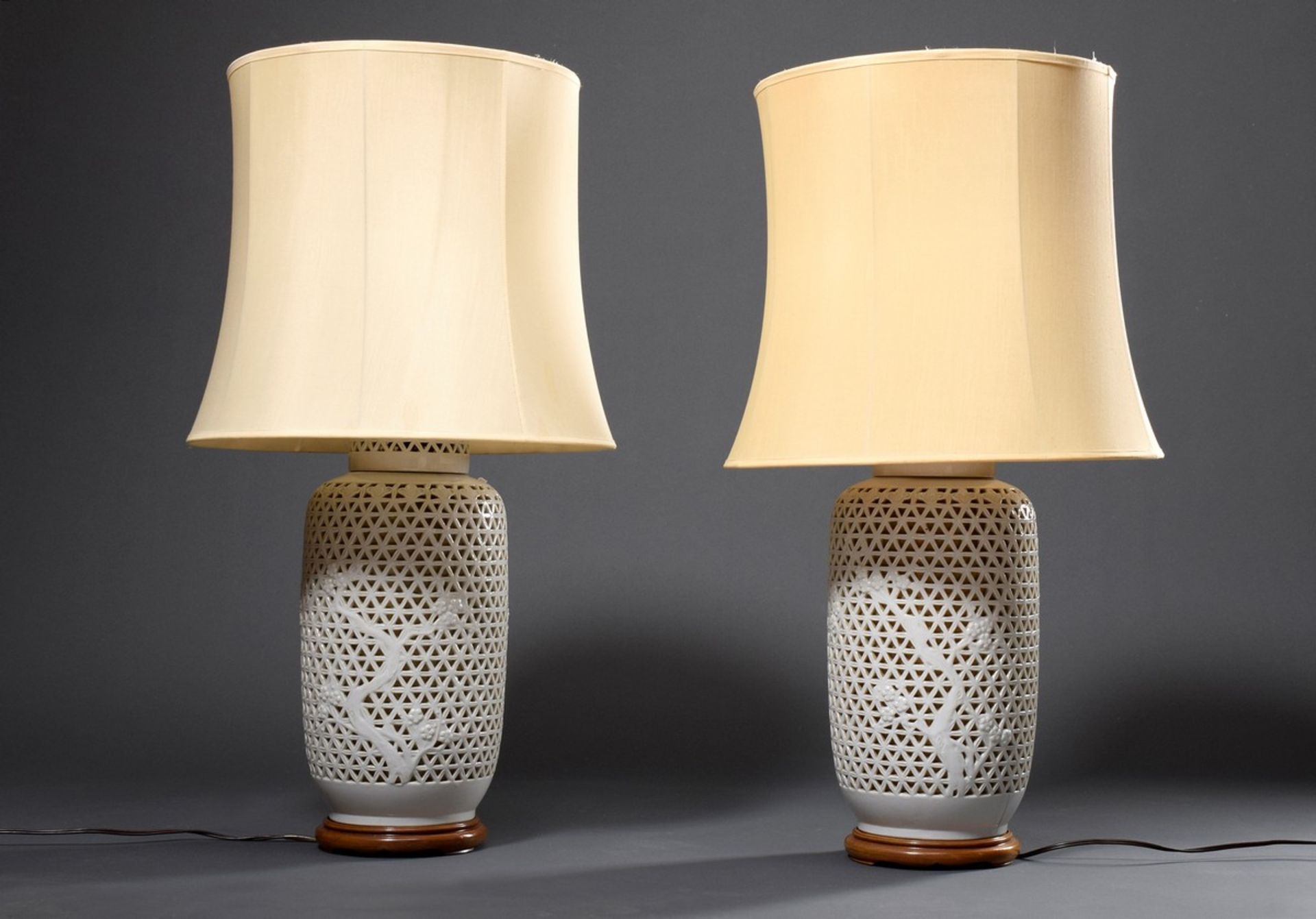 Paar chinesische Porzellan Lampen mit durchbrochenen Vasenfüßen "Geflecht und P