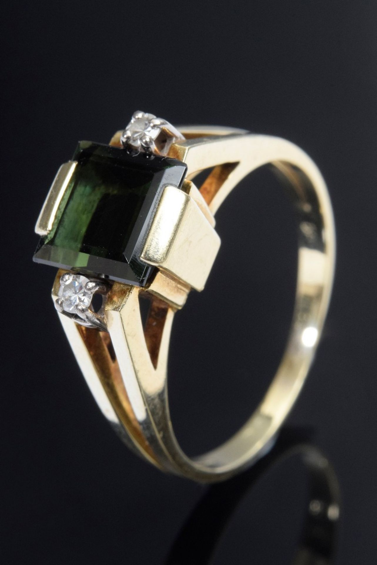 GG 585 Ring mit grünem Turmalin sowie 2 kleinen Achtkantdiamanten, 3,9g, Gr. 57