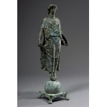 Statuette „Stehende Siegesgöttin auf Kugel“ über quadratischem Sockel mit Tatze
