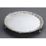 Runder englischer Salver mit ornamentalem Rand und "Claw and Ball-Feet", verso