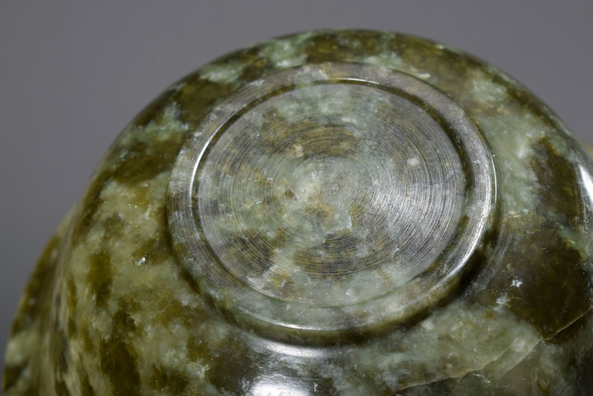 4 Chinesische Spinatjade Schälchen, 20.Jh., H. 5,5cm, Ø 12,5cm, 1x Standring et - Bild 4 aus 4