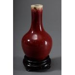 Kleine Vase mit Sang-de-boeuf Glasur, am Boden Exportsiegel, mit Holz Sockel, H