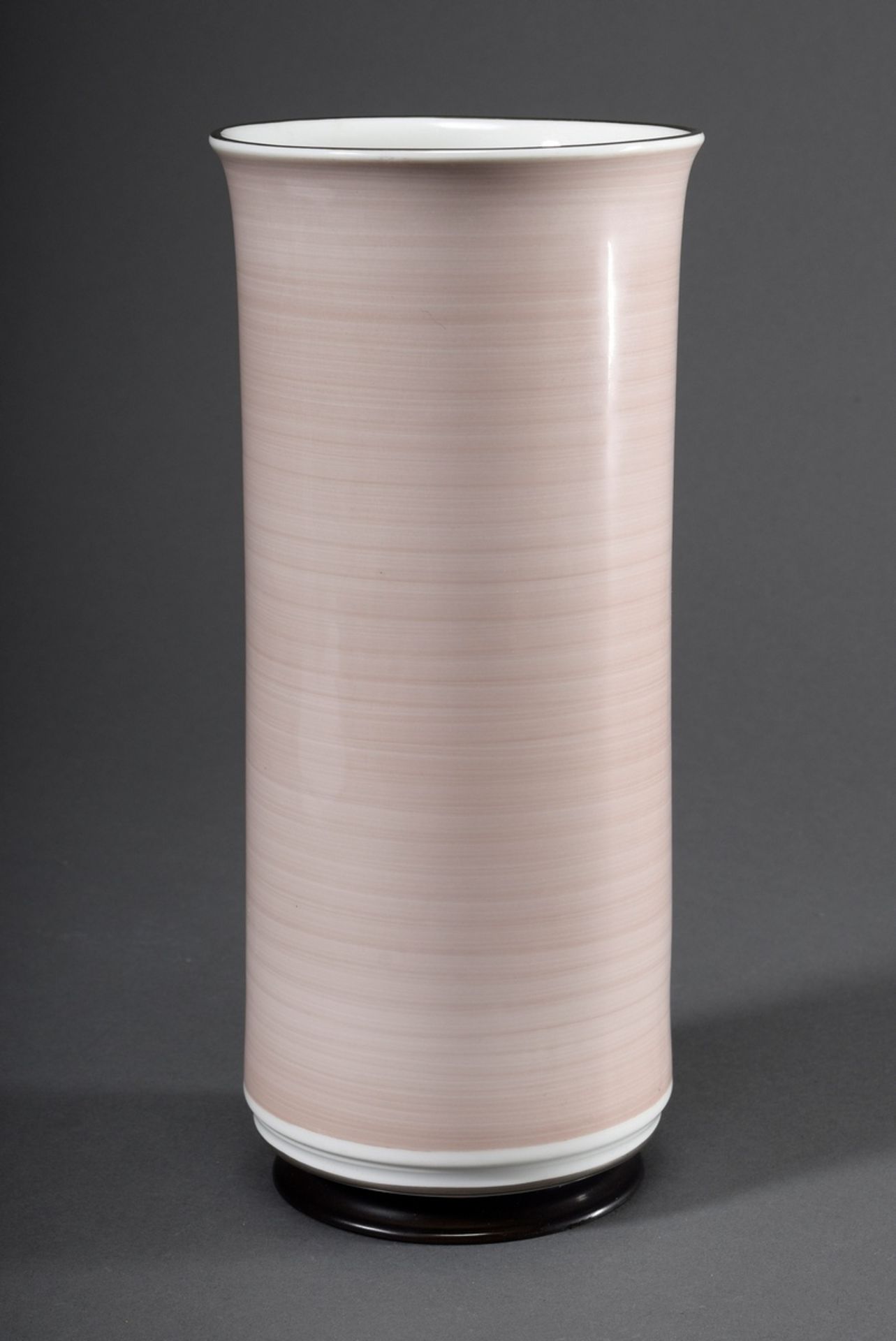KPM Zylindrische Vase mit roséfarbener Streifenglasur, schwarzer Basis sowie Pl