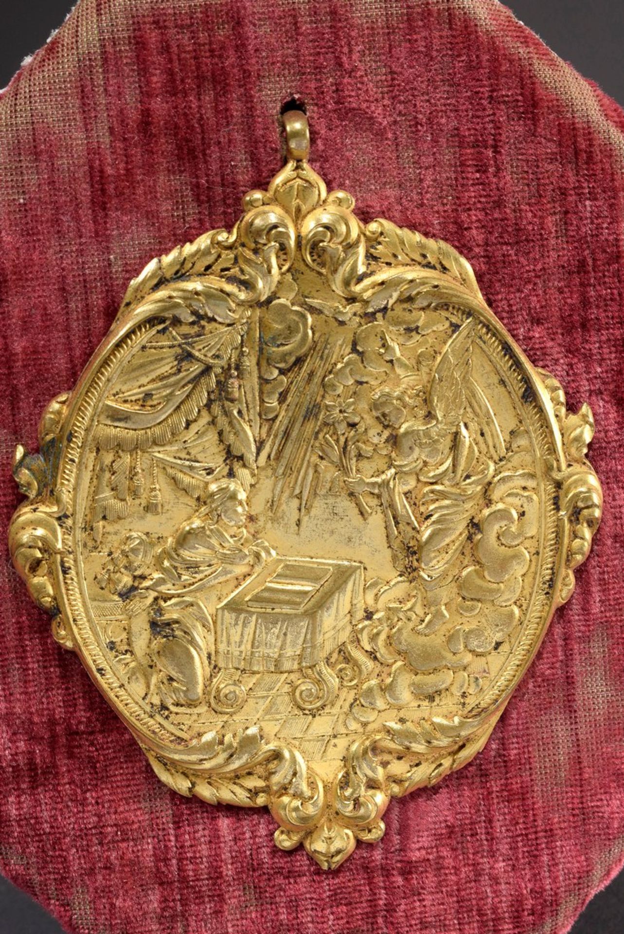 Reliefplakette „Mariae Verkündigung“ in floraler Rahmung, feuervergoldete Bronz