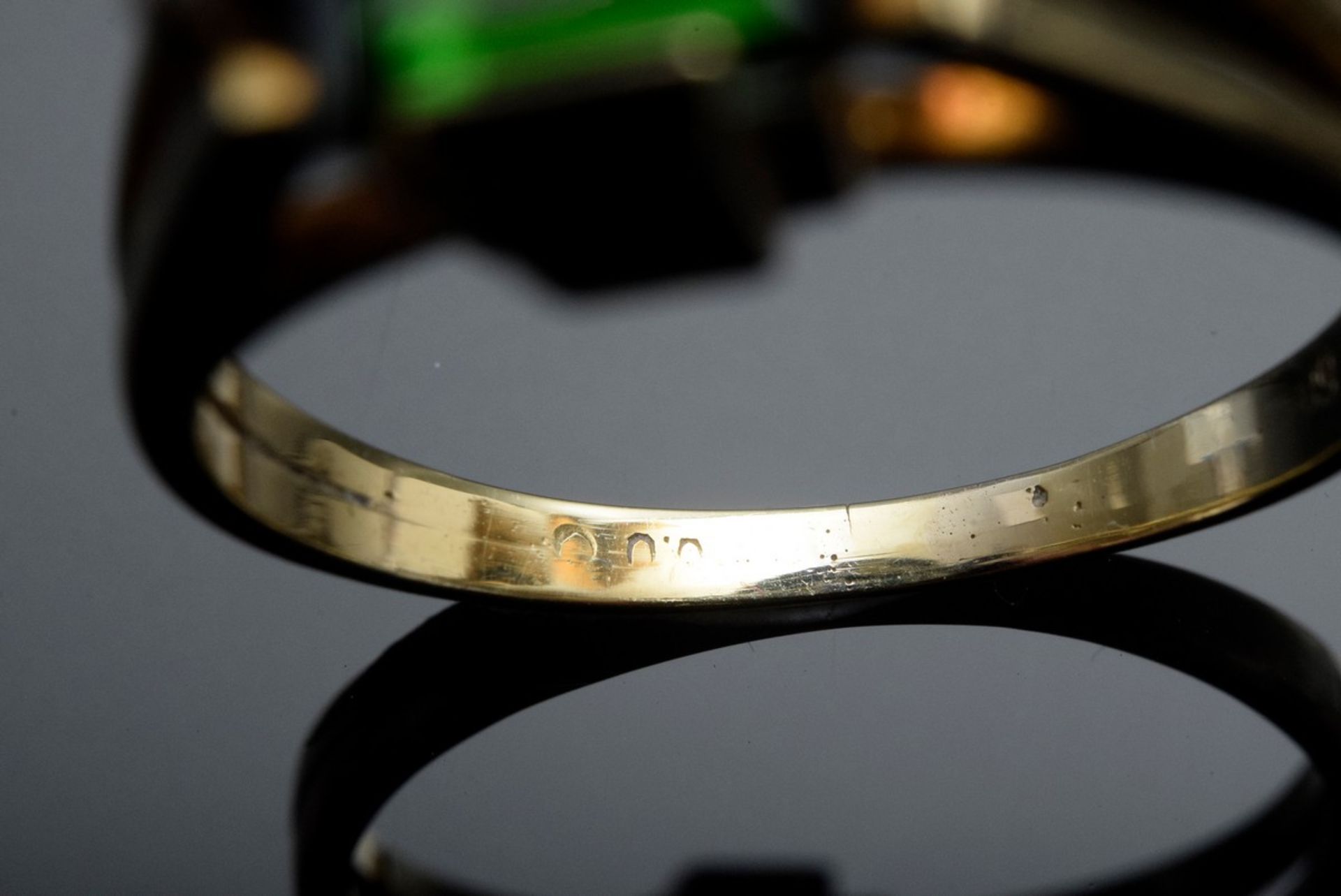 GG 585 Ring mit grünem Turmalin sowie 2 kleinen Achtkantdiamanten, 3,9g, Gr. 57 - Bild 3 aus 4