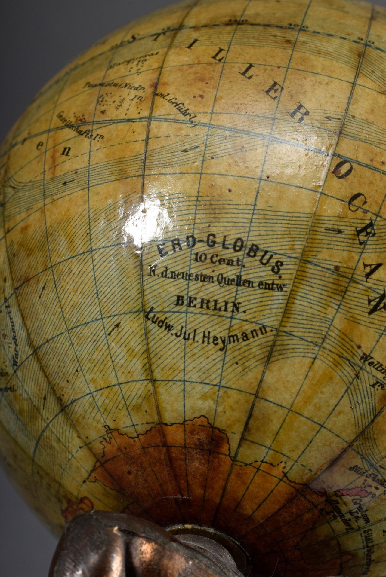 Kleiner Globus von Atlas getragen, Metall, Pappe mit coloriertem Papier, bez.: - Bild 4 aus 6