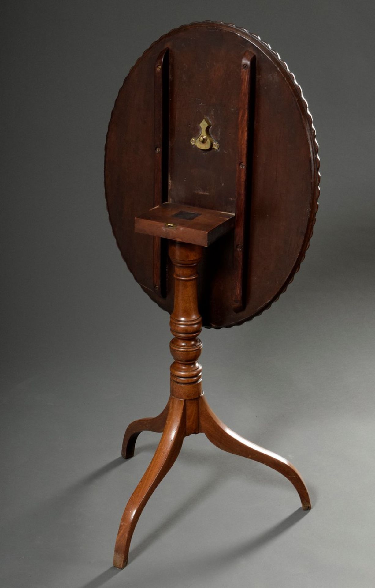 Ovaler Mahagoni Snaptop Table mit gewelltem Rand auf gedrechseltem Fuß, um 1800 - Image 4 of 4