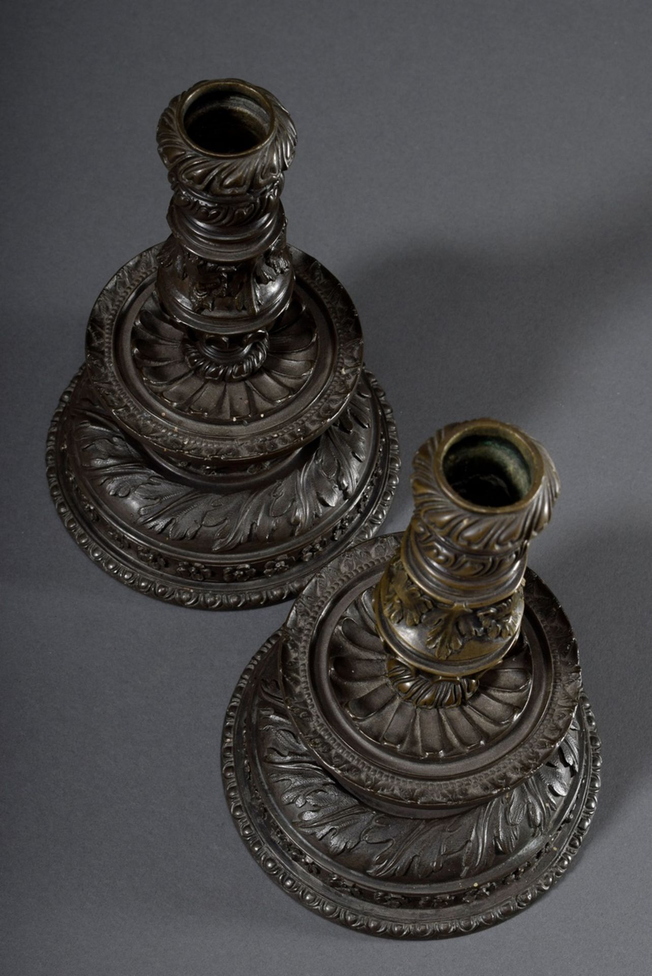 Paar reich reliefierte Renaissance Glockenleuchter mit Blatt-, Figuren- und Mas - Bild 5 aus 5