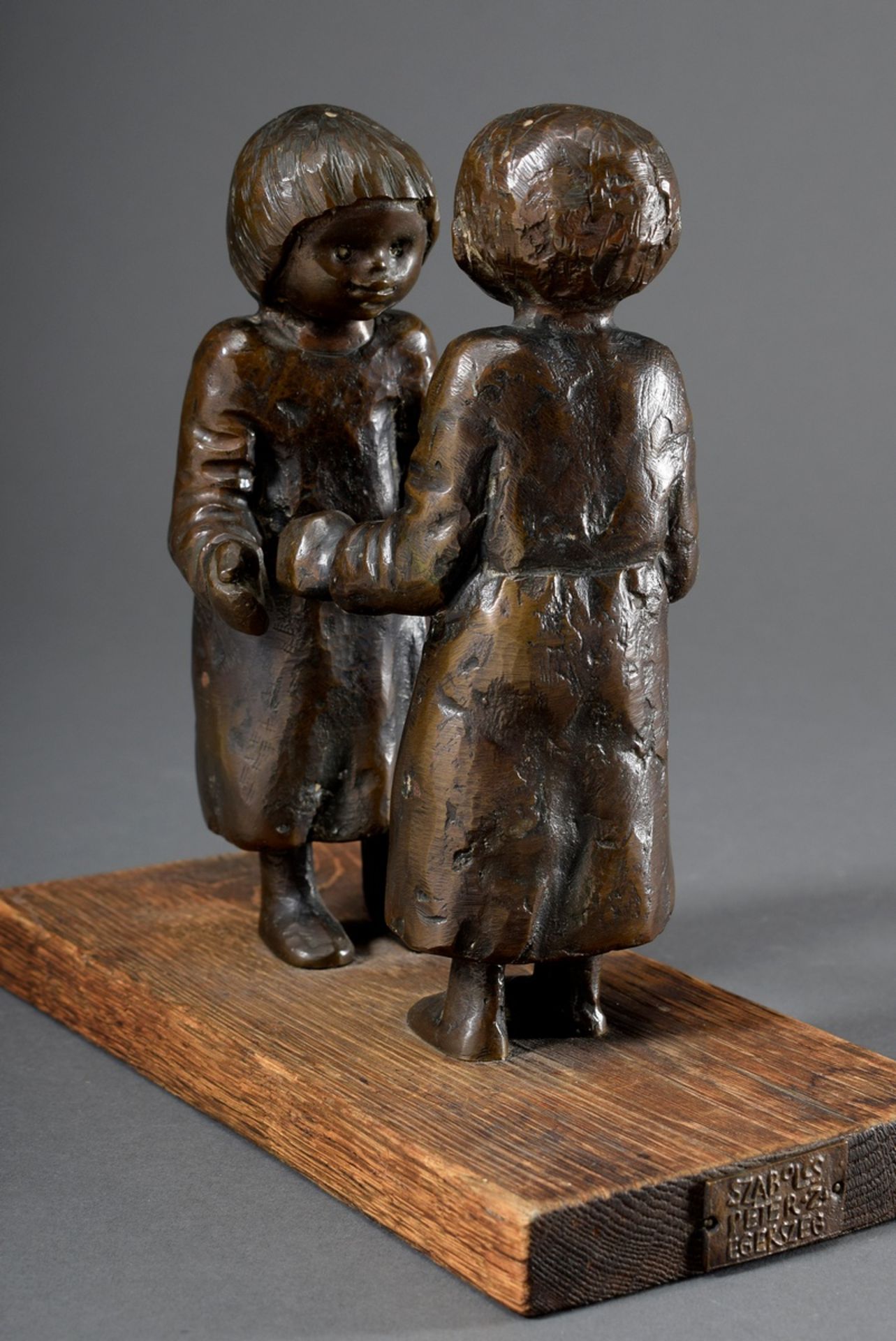 Szabolcs, Péter (1942-1967) "Zwei Kleinkinder", Bronze, sign., auf Holz Sockel