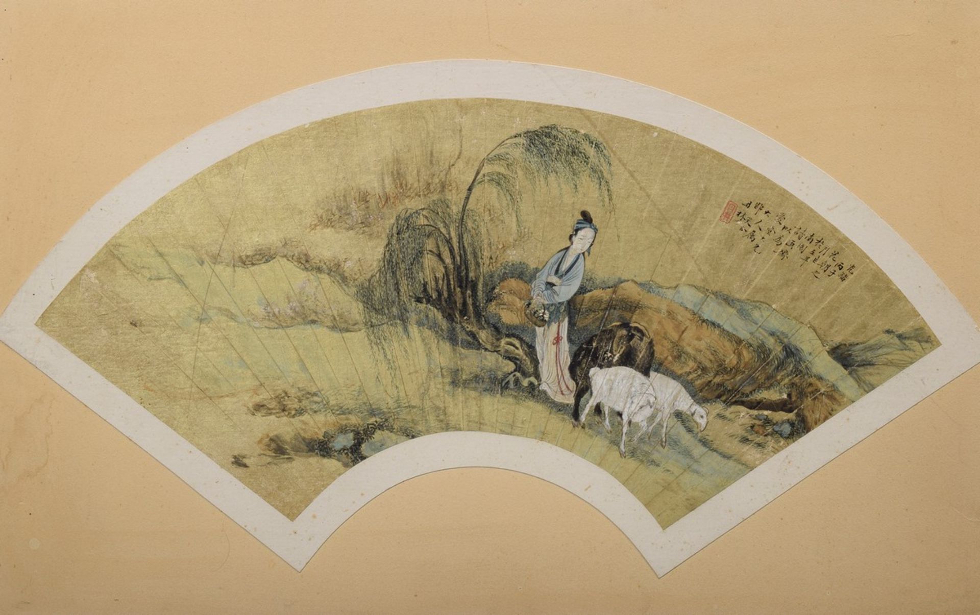 Chinesisches Fächerblatt "Dame mit Blumenkorb und Ziegen", Tusche auf Goldgrund