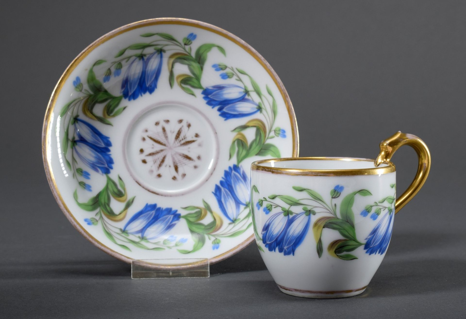 Biedermeier Tasse mit polychromer Bemalung "Enzian" und Goldrand, 19.Jh., H. 8,